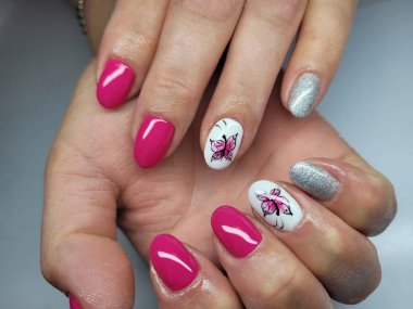 Güzel renkli çivi ve el manikür.