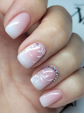 Güzel renkli çivi ve el manikür.