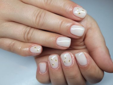 Güzel renkli çivi ve el manikür.