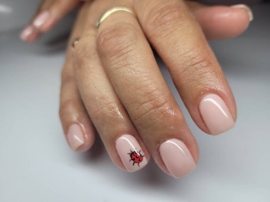 Güzel renkli çivi ve el manikür.