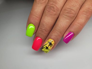 Güzel renkli çivi ve el manikür.
