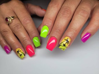 Güzel renkli çivi ve el manikür.