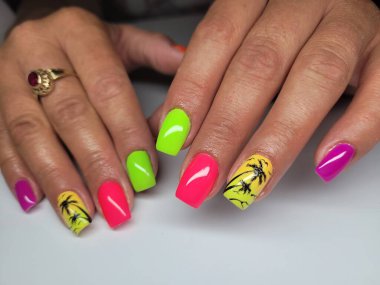 Güzel renkli çivi ve el manikür.