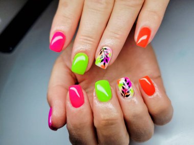 Güzel renkli çivi ve el manikür.