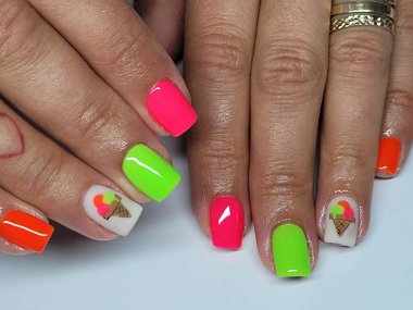 Güzel renkli çivi ve el manikür.