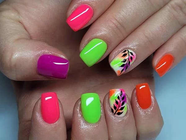 Hermosas Uñas Colores Manicura Mano — Foto de Stock