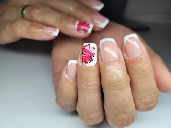 아름다운 화려한 손톱과 매니큐어 — 스톡 사진