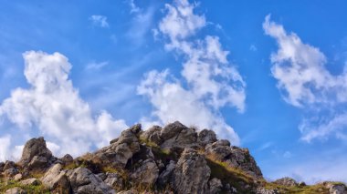 dağlar ve gökyüzü