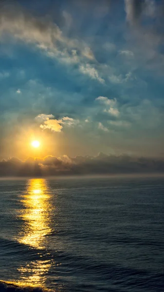 Schilderachtige oranje zonsondergang — Stockfoto