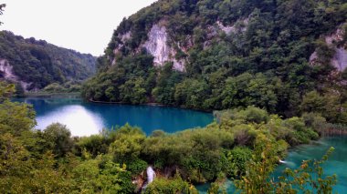 Hırvatistan 'daki Plitvice Gölleri Ulusal Parkı' nın güzel manzarası