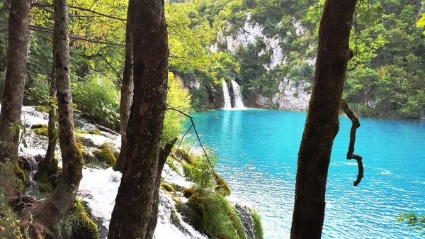 Hermoso paisaje en el Parque Nacional de los Lagos Plitvice en Croacia —  Fotos de Stock