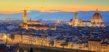 Arno Nehri ve Ponte Vecchio gün batımında, Floransa