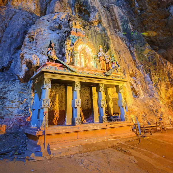 Templo en medio de una caverna en Batu Cuevas Complejo de templos en Kuala Lumpur — Foto de Stock
