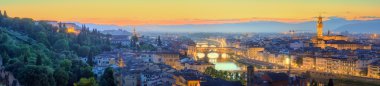 Arno Nehri ve Ponte Vecchio gün batımında, Floransa