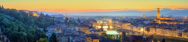 Řeky Arno a Ponte Vecchio při západu slunce, Florencie — Stock fotografie