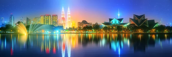 Kuala Lumpur paisaje nocturno, El Palacio de la Cultura — Foto de Stock