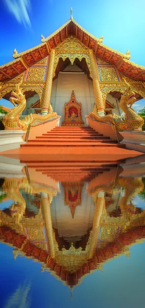 Wat, Templos con dragones dorados en Chiang Mai — Foto de Stock
