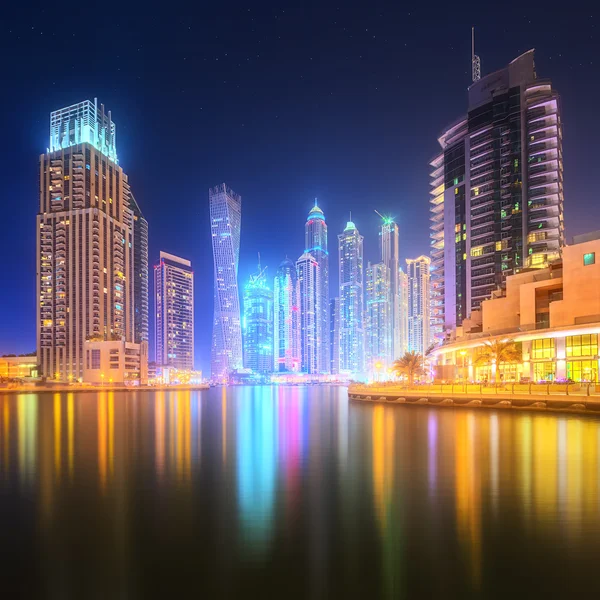 Het panorama van de schoonheid van Dubai marina. Verenigde Arabische Emiraten — Stockfoto