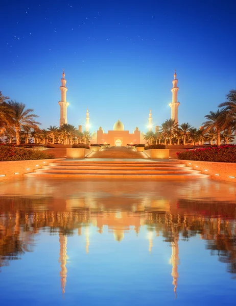 Sheikh Zayed Grand Mosque at dusk, Abu-Dhabi — Stock Photo, Image