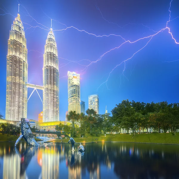 Kuala Lumpur scenario notturno nel parco, Malesia — Foto Stock