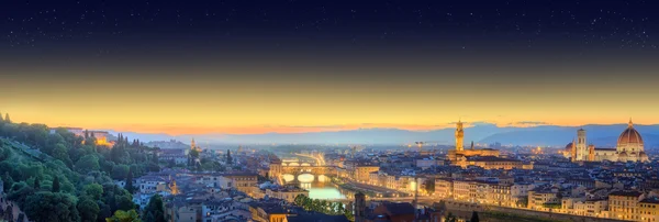 Arno Nehri ve Ponte Vecchio gün batımında, Floransa — Stok fotoğraf