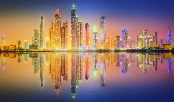 Het panorama van de schoonheid van Dubai marina. Verenigde Arabische Emiraten — Stockfoto