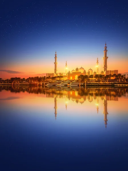 Sheikh Zayed Grand Mosque at dusk, Abu-Dhabi — Stock Photo, Image