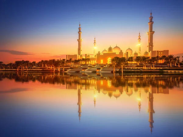 Scheich-Zayed-Moschee in der Abenddämmerung, abu-dhabi — Stockfoto