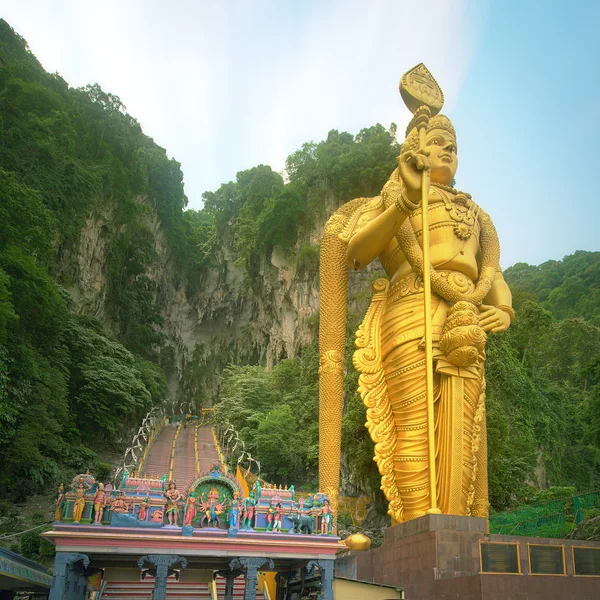 Estatua del dios hindú Muragan en las cuevas de Batu — Foto de Stock