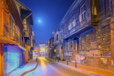 Eski Istanbul sokaklarında gece