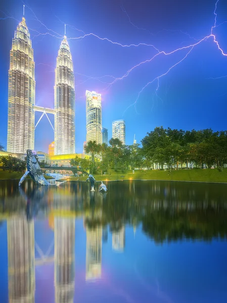 Kuala Lumpur scenario notturno nel parco, Malesia — Foto Stock