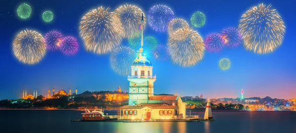 Belos fogos de artifício perto de Maiden Tower Istambul — Fotografia de Stock