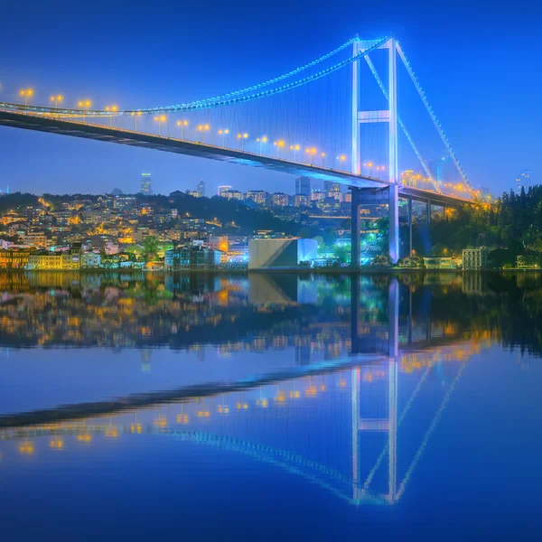 Vista del puente del Bósforo por la noche Estambul — Foto de Stock