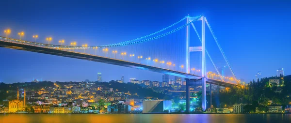 Vista da ponte do Bósforo à noite Istambul — Fotografia de Stock