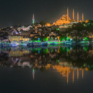 Galata Köprüsü'nde gece Istanbul manzarası