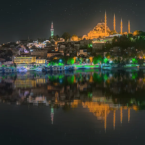 Skyline de Estambul desde el puente de Galata por la noche — Foto de Stock