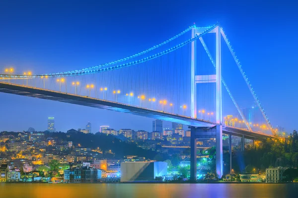 Vista del puente del Bósforo por la noche Estambul — Foto de Stock