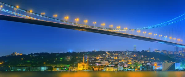 Vista da ponte do Bósforo à noite Istambul — Fotografia de Stock