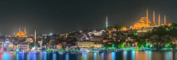 Panorama Istanbulu od Galatského mostu v noci — Stock fotografie