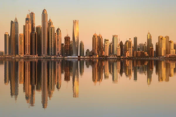 Piękna panorama dzielnicy Dubai Marina. Zjednoczone Emiraty Arabskie — Zdjęcie stockowe