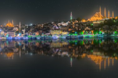 Galata Köprüsü'nde gece Istanbul manzarası