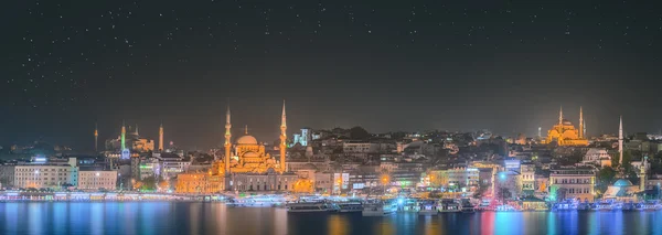 Istanbul skyline van Galata brug bij nacht — Stockfoto