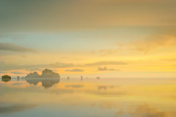 カラフルな空とビーチのボート夕日 — ストック写真