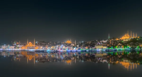 Istanbul skyline van Galata brug bij nacht — Stockfoto