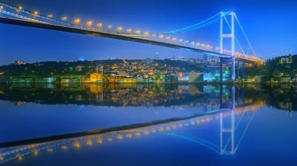 Vue du pont du Bosphore la nuit Istanbul — Photo