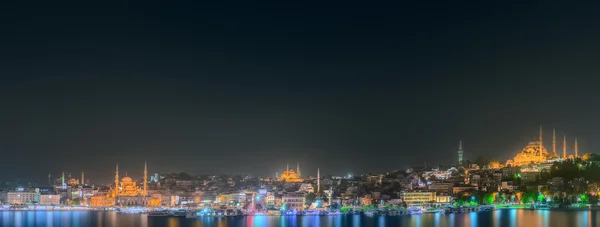 Istanbul skyline van Galata brug bij nacht — Stockfoto