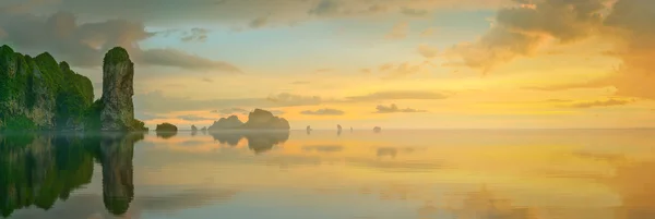 Zonsondergang met kleurrijke hemel en boot op het strand — Stockfoto