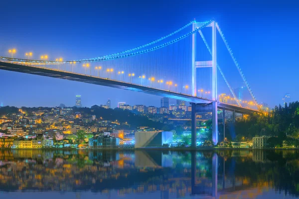 Vista del puente del Bósforo por la noche Estambul — Foto de Stock