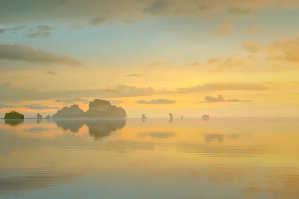 Zonsondergang met kleurrijke hemel en boot op het strand — Stockfoto