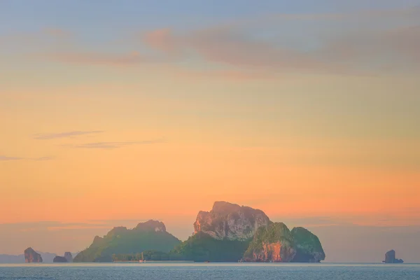 カラフルな空とビーチのボート夕日 — ストック写真